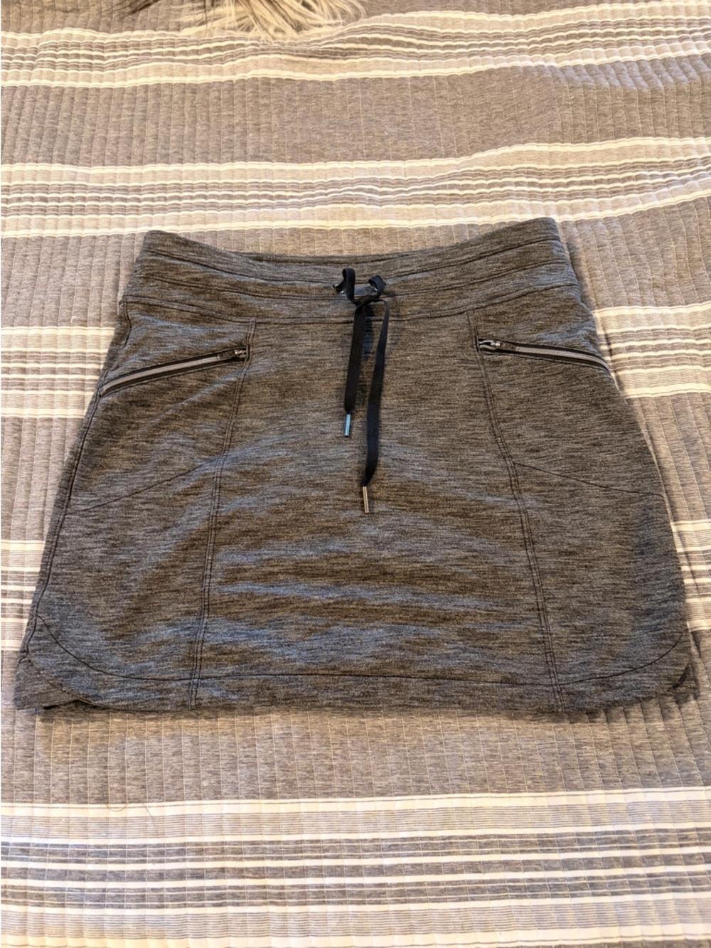 Athleta Women’s XS Gray Athletic Drawstring Skirt with Zipper Pockets